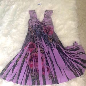 Beautiful material and colors. Light weight airy mid length summer dress.